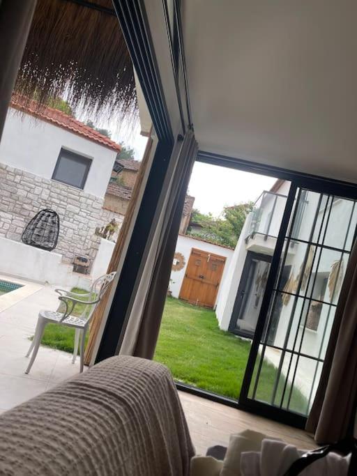 Oezel Havuzlu Kiralik Tas Villa Kusadası Exterior foto